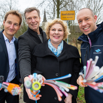 Stadtwerke-Geschäftsführer Sebastian Jurczyk (r.) und Projektleiter Jan Lensing (l.) freuen sich mit Lisa Eymann und Dirk Brameier von der Breitbandinitiative (Mitte) auf den Glasfaserausbau in Amelsbüren.