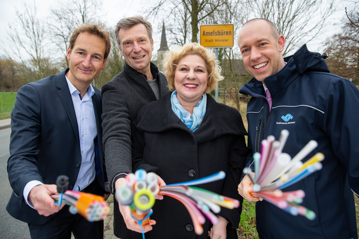 Stadtwerke-Geschäftsführer Sebastian Jurczyk (r.) und Projektleiter Jan Lensing (l.) freuen sich mit Lisa Eymann und Dirk Brameier von der Breitbandinitiative (Mitte) auf den Glasfaserausbau in Amelsbüren.