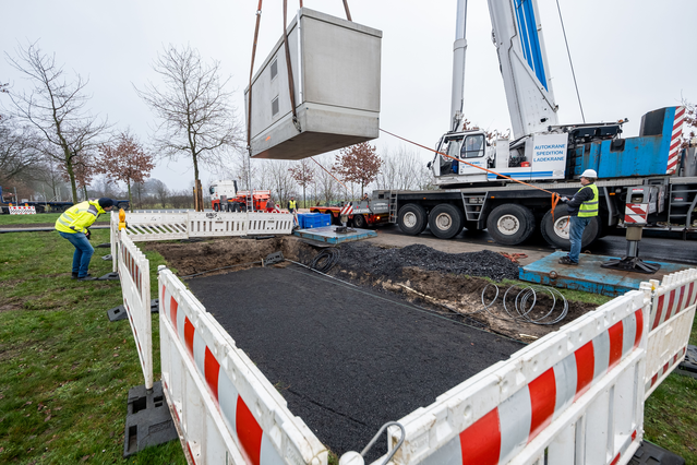 Ein Kran hat die 52 Tonnen schwere Station an der Dieckmannstraße aufgestellt.