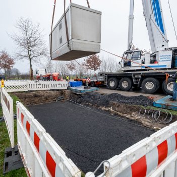 Ein Kran hat die 52 Tonnen schwere Station an der Dieckmannstraße aufgestellt.