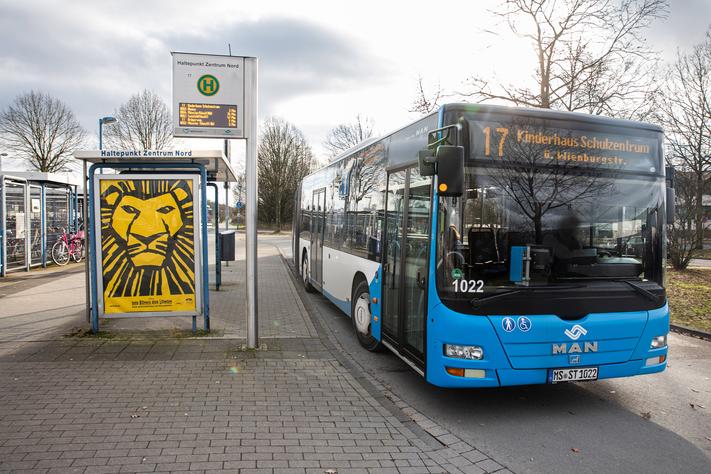 An allen Haltestellen bleibt die erste Tür der Busse bis auf Weiteres vorsorglich geschlossen. Die Stadtwerke bitten alle Fahrgäste, hinten einzusteigen.