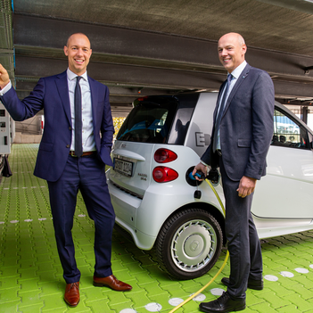 Eine Million Euro für die öffentliche Ladeinfrastruktur in Münster: Diesen Plan stellten die Stadtwerke-Geschäftsführer Sebastian Jurczyk (l.) und Frank Gäfgen vor.