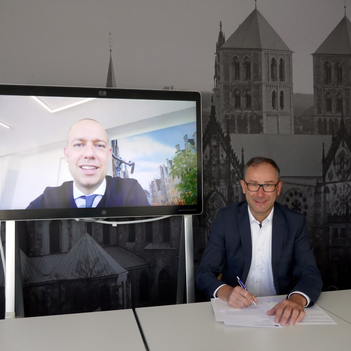 Sebastian Jurczyk (l.) und Bruno Jacobfeuerborn haben eine Zusammenarbeit zum Mobilfunkausbau in Münster vereinbart.