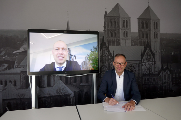 Sebastian Jurczyk (l.) und Bruno Jacobfeuerborn haben eine Zusammenarbeit zum Mobilfunkausbau in Münster vereinbart.