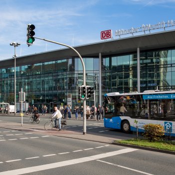 Vom Hauptbahnhof Münster aus starten Nahverkehrszüge ins gesamte Land. Mit Abo können sie an den Wochenenden in den Sommerferien kostenlos genutzt werden.