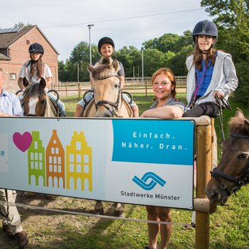 Die Stadtwerke Münster unterstützen zahlreiche gemeinnützige Projekte, wie beispielsweise LED-Beleuchtung am Reitplatz auf Gut Kinderhaus. Mit dem Spendenwerk wollen die Stadtwerke weitere private Unterstützer zum Mitmachen bewegen.