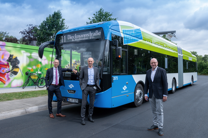 Auf Jungfernfahrt mit Münsters erstem elektrischen Gelenkbus (v. r.): Oberbürgermeister Markus Lewe und die Stadtwerke-Geschäftsführer Frank Gäfgen und Sebastian Jurczyk.