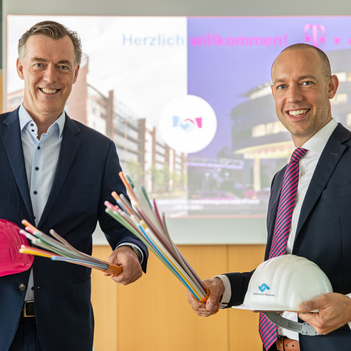 Michael Hagspihl (l.) und Sebastian Jurczyk haben eine Zusammenarbeit zwischen Telekom und Stadtwerken Münster vereinbart.