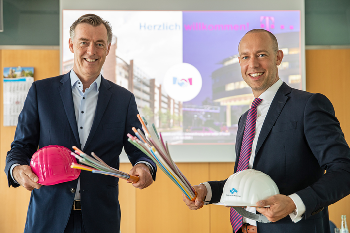 Michael Hagspihl (l.) und Sebastian Jurczyk haben eine Zusammenarbeit zwischen Telekom und Stadtwerken Münster vereinbart.