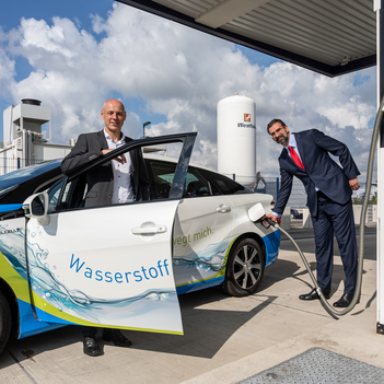 Freuen sich über ein weiteres Wasserstoffauto auf Münsters Straßen: Dr. Thomas Perkmann, Vorstandsvorsitzender von Westfalen (r.), und Stadtwerke-Geschäftsführer Frank Gäfgen an der öffentlichen Wasserstofftankstelle in Münster.