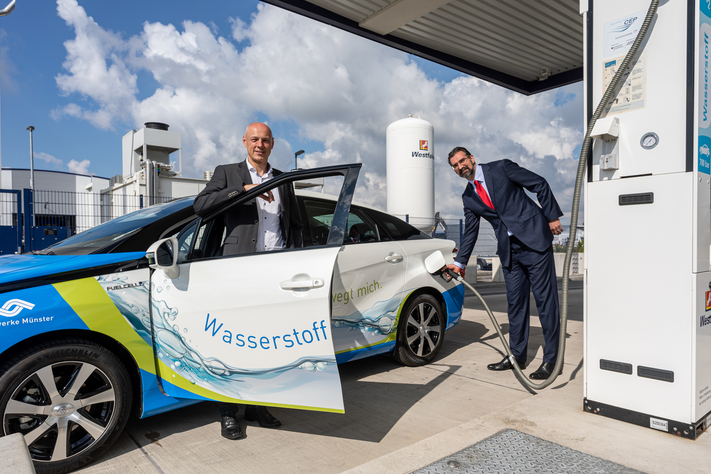Freuen sich über ein weiteres Wasserstoffauto auf Münsters Straßen: Dr. Thomas Perkmann, Vorstandsvorsitzender von Westfalen (r.), und Stadtwerke-Geschäftsführer Frank Gäfgen an der öffentlichen Wasserstofftankstelle in Münster.