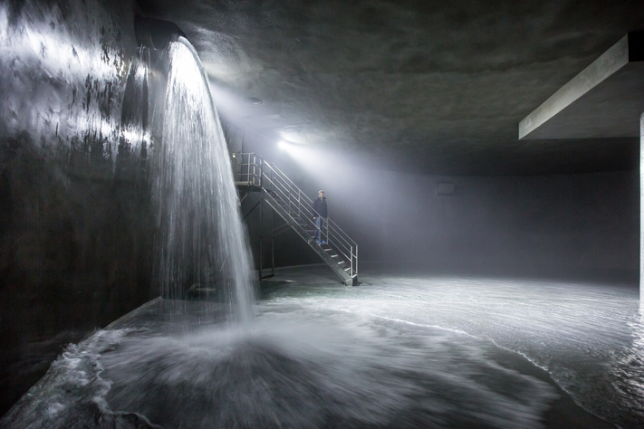 Nachts füllen die Stadtwerke die riesigen Wasserspeicher an den Wasserwerken mit frischem Trinkwasser, so dass auch für den derzeit erhöhten Verbrauch genug flüssiges Nass bereitsteht.