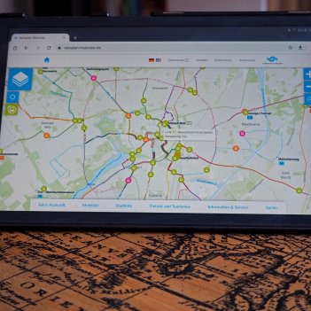 Bis zu 180 Stadtbusse sind in Münster gleichzeitig unterwegs. Im interaktiven Liniennetzplan der Stadtwerke lassen sich nun die genauen Positionen aller Busse und ihre aktuelle Verspätung ablesen