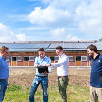 Vereinsvorstand Christian Gäher (l.) freut sich mit Frederik Stroetmann und Maximilian Wolf von den Stadtwerke Münster und Vertretern der Montageforma SK Solar über die neue Photovolatikanlage.