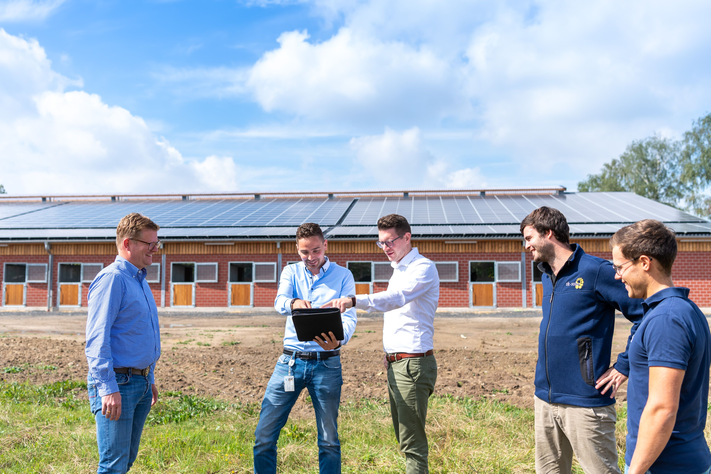 Vereinsvorstand Christian Gäher (l.) freut sich mit Frederik Stroetmann und Maximilian Wolf von den Stadtwerke Münster und Vertretern der Montageforma SK Solar über die neue Photovolatikanlage.