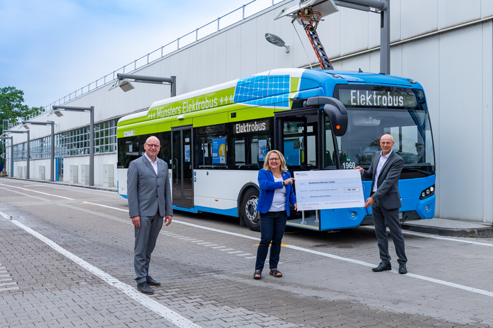 Bundesumweltministerin Svenja Schulze überreichte im Beisein von Oberbürgermeister Markus Lewe (l.) einen Förderscheck an Stadtwerke-Geschäftsführer Frank Gäfgen.