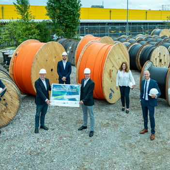 Freuen sich auf den Start des Bundesförderprogramms Breitband in Münster (v.l.): Detlev Kracht (Geschäftsführer Stadtnetze Münster), Oberbürgermeister Markus Lewe, Maximilian Steinborn (Projektträger AtheneKOM), Christian Tebel (städtischer Breit-bandkoordinator), Britta Scheffs (Ministerium für Wirtschaft, Innovation, Digitalisierung und Energie), Stadtwerke-Geschäftsführer Sebastian Jurczyk und David Micheel (Ge-schäftsstelle Gigabit.NRW bei der Bezirksregierung Münster).