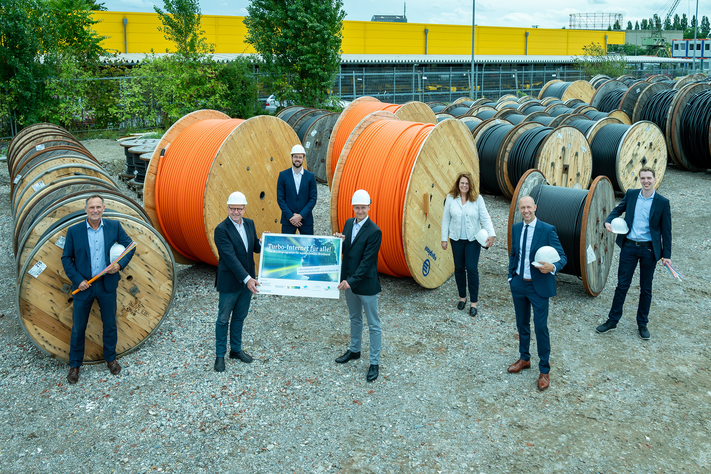 Freuen sich auf den Start des Bundesförderprogramms Breitband in Münster (v.l.): Detlev Kracht (Geschäftsführer Stadtnetze Münster), Oberbürgermeister Markus Lewe, Maximilian Steinborn (Projektträger AtheneKOM), Christian Tebel (städtischer Breit-bandkoordinator), Britta Scheffs (Ministerium für Wirtschaft, Innovation, Digitalisierung und Energie), Stadtwerke-Geschäftsführer Sebastian Jurczyk und David Micheel (Ge-schäftsstelle Gigabit.NRW bei der Bezirksregierung Münster).