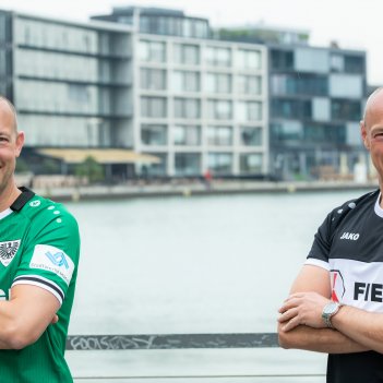 Die Stadtwerke-Geschäftsführer Sebastian Jurczyk und Frank Gäfgen wünschen dem SC Preußen Münster einen energiegeladenen Saisonstart.