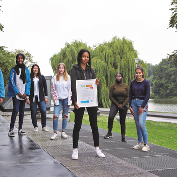 KICK-Preisverleihung in der Frischluft-Variante am Aasee: Die Schülerinnen der Erich-Klausener-Realschule gewannen mit ihrem Theaterprojekt über Umweltsünden den 6. Platz beim KICK-Förderpreis und 100 Euro.