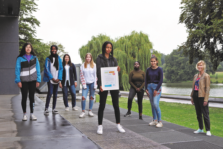 KICK-Preisverleihung in der Frischluft-Variante am Aasee: Die Schülerinnen der Erich-Klausener-Realschule gewannen mit ihrem Theaterprojekt über Umweltsünden den 6. Platz beim KICK-Förderpreis und 100 Euro.