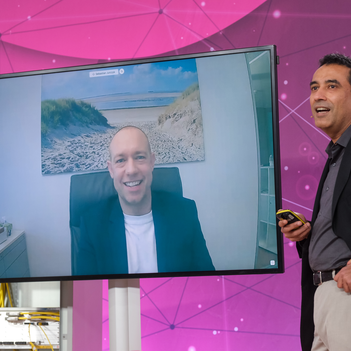 Auf einem Bildschirm ist der Geschäftsführer der Stadtwerke dazugeschaltet, bei einem Vortrag der Telekom.