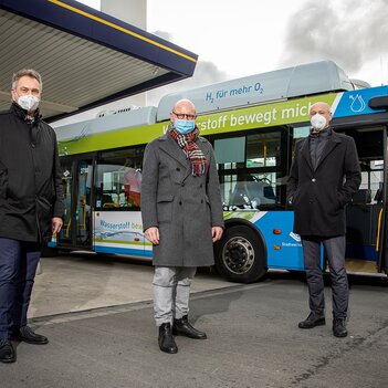Freuen sich über Münsters ersten Wasserstoffbus: Oberbürgermeister Markus Lewe (Mitte), Andre Stracke, Leiter Tankstellen der Westfalen AG (links) und Stadtwerke-Geschäftsführer Frank Gäfgen.