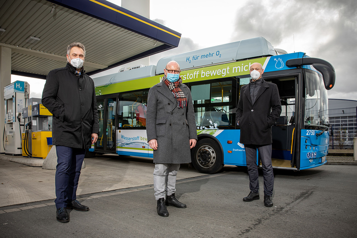 Freuen sich über Münsters ersten Wasserstoffbus: Oberbürgermeister Markus Lewe (Mitte), Andre Stracke, Leiter Tankstellen der Westfalen AG (links) und Stadtwerke-Geschäftsführer Frank Gäfgen.