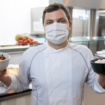 Betriebsleiter Oliver Jeismann von Klüh Catering hat in der Hafenkantine eine nachhaltige Alternative zu Einweg-Verpackungen gefunden und bietet ab sofort Mehrweg-Schalen für Essen zum Mitnehmen.