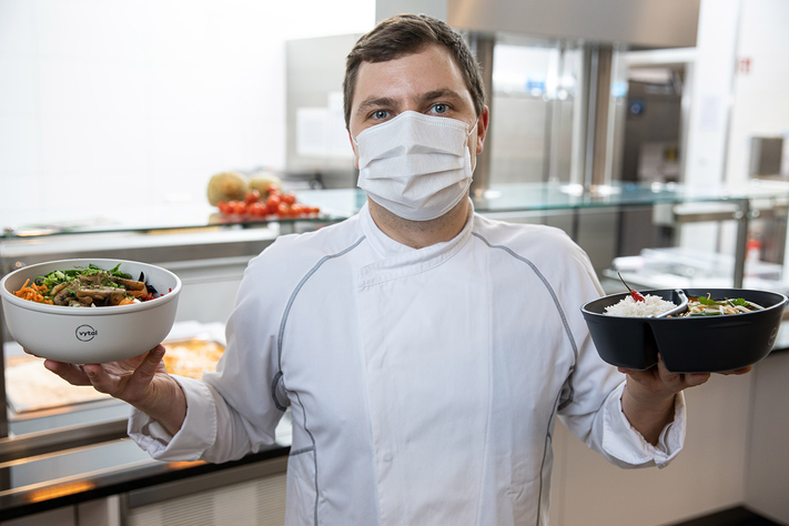 Betriebsleiter Oliver Jeismann von Klüh Catering hat in der Hafenkantine eine nachhaltige Alternative zu Einweg-Verpackungen gefunden und bietet ab sofort Mehrweg-Schalen für Essen zum Mitnehmen.