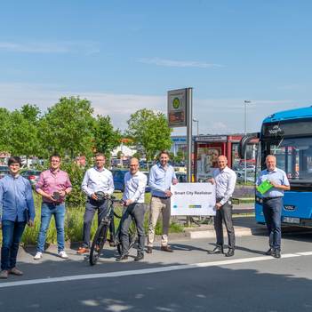 Rüsten den Parkplatz Nieberdingstraße zum Smart-City-Reallabor auf: Robin Denstorff, Stadtbaurat und Frank Gäfgen, Geschäftsführer Stadtwerke Münster (dritter und zweiter von rechts) mit dem gemeinsamen Projektteam von Stadt und Stadtwerken: Fabian Röttgering, Dr. Thomas Terstiege, Stefan Kohake, Peter Knoll, Dr. André Wolf und Andreas Pott (v. l.).