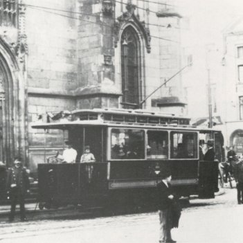 Die Straßenbahn 1901 vor der Lambertikirche.