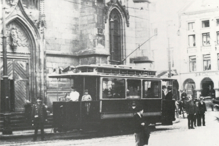Die Straßenbahn 1901 vor der Lambertikirche.