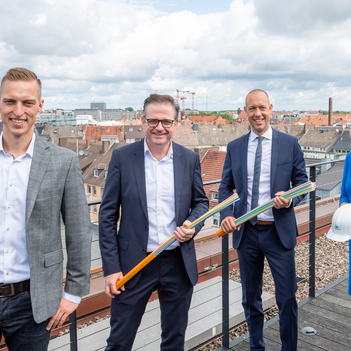 Gemeinsam für Glasfaser in Münster: Thilo Höllen (2.v.l.) und Sebastian Jurczyk (3.v.l.) unterzeichneten am Montag die Kooperation von Deutscher Telekom und den Stadtwerken Münster für den Glasfaserausbau in Münster, im Beisein der Kooperationsmanager Malte Lügger (Telekom, 1.v.l.) und Judith Luig (Stadtwerke Münster).