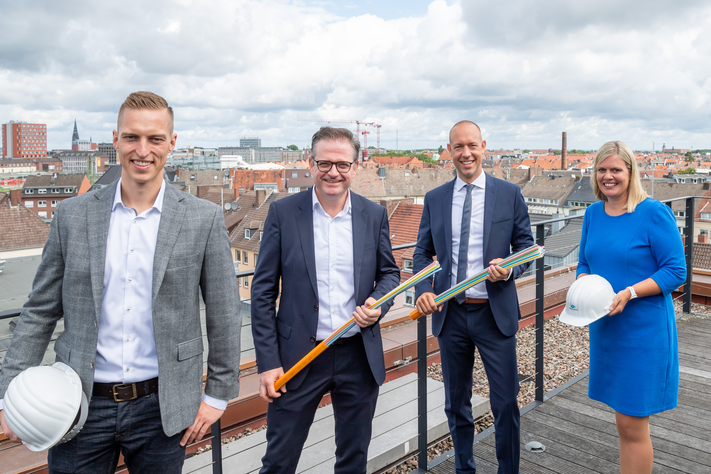 Gemeinsam für Glasfaser in Münster: Thilo Höllen (2.v.l.) und Sebastian Jurczyk (3.v.l.) unterzeichneten am Montag die Kooperation von Deutscher Telekom und den Stadtwerken Münster für den Glasfaserausbau in Münster, im Beisein der Kooperationsmanager Malte Lügger (Telekom, 1.v.l.) und Judith Luig (Stadtwerke Münster).