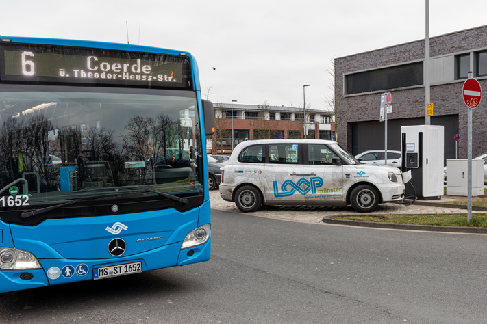 LOOPmünster und die Linienbusse sind Teil des Nahverkehrs. Fahrten mit den Kleinbussen parallel zu bestehenden Linien sollen künftig nicht mehr möglich sein, um mehr Kapazitäten für LOOPmünster freizumachen, wo keine andere Direktverbindung besteht.