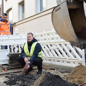 In der Rudolfstraße zeigt Bauleiter André Holzer, wo die Glasfaserkabel verlegt werden.