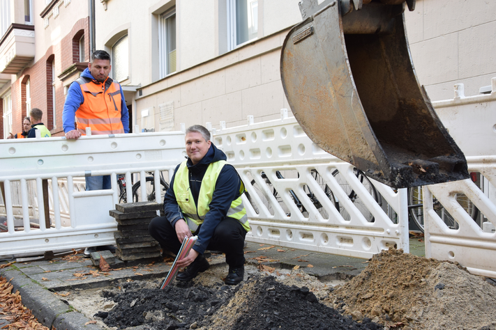 In der Rudolfstraße zeigt Bauleiter André Holzer, wo die Glasfaserkabel verlegt werden.