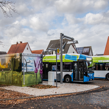 Die bunt gestaltete Ladestation ist Blickfang an der Endhaltestelle in Coerde. Hier tanken die Elektrobusse der Stadtwerke Ökostrom und starten in leiser Fahrt auf ihren Linienweg.