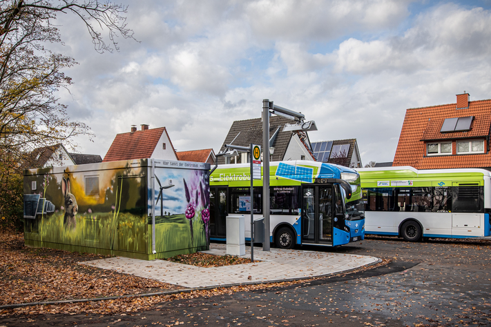 Die bunt gestaltete Ladestation ist Blickfang an der Endhaltestelle in Coerde. Hier tanken die Elektrobusse der Stadtwerke Ökostrom und starten in leiser Fahrt auf ihren Linienweg.