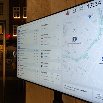 Das Mobilitätsdisplay in den Münster-Arkaden zeigt die nächsten Bushaltestellen, Car-sharing-Stationen, E-Scooter und mehr an.