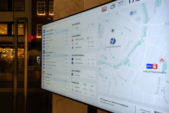 Das Mobilitätsdisplay in den Münster-Arkaden zeigt die nächsten Bushaltestellen, Car-sharing-Stationen, E-Scooter und mehr an.