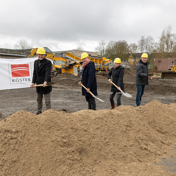 Den symbolischen Spatenstich für das neue Südbad setzen am Montag (v.l.n.r.): Bernhard Recker (Bädermanagement GmbH/Stadtwerke Münster), Frank Gäfgen (Geschäftsführer Stadtwerke Münster), Oberbürgermeister Markus Lewe, Kerstin Dewaldt (Leiterin Sportamt), Architekt Jochen Hartig (hartig meyer wömpner Architekten BDA) sowie Alexander Fricke (Köster Bau).