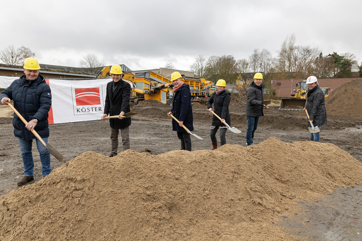 Den symbolischen Spatenstich für das neue Südbad setzen am Montag (v.l.n.r.): Bernhard Recker (Bädermanagement GmbH/Stadtwerke Münster), Frank Gäfgen (Geschäftsführer Stadtwerke Münster), Oberbürgermeister Markus Lewe, Kerstin Dewaldt (Leiterin Sportamt), Architekt Jochen Hartig (hartig meyer wömpner Architekten BDA) sowie Alexander Fricke (Köster Bau).