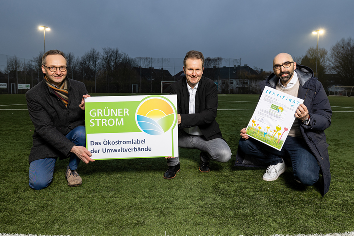 Über die Entscheidung für zertifizierten Ökostrom freuen sich der Geschäftsführer des Stadtsportbundes Michael Schmitz (Bildmitte), Stadtwerke-Vertriebsleiter Özbay Özcan und Kundenmanager Ralf Jörgens (r.).