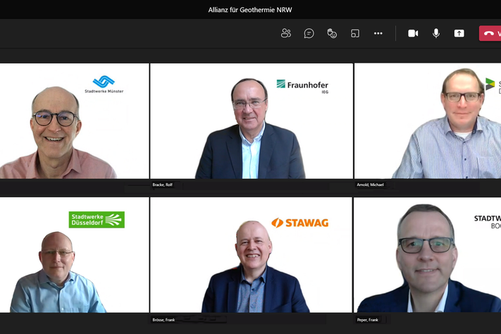 Wärmewende-Experten im virtuellen Austausch: Fünf kommunale Wärmeversorger und das Fraunhofer-Institut wollen die Wärmeversorgung in NRW mit Hilfe von Geothermie unabhängiger und klimaneutral gestalten. Abgebildet sind (v.l.n.r.): Markus Bieder, Leiter Wärme- + Stromerzeugung + Erneuerbare Wärme (Stadtwerke Münster), Prof. Dr. Rolf Bracke (Leiter Fraunhofer IEG), Dr. Michael Arnold, Hauptabteilungsleiter Strom- und Fernwärmeerzeugung (Stadtwerke Duisburg), Dr. Ralf Schramedei, Konzeptentwicklung & Neue Produkte (Stadtwerke Düsseldorf), Frank Brösse, Geschäftsführer (STAWAG Energie) und Dr. Frank Peper Hauptabteilungsleiter Fernwärme, Wasser und Energieprojekte (Stadtwerke Bochum).