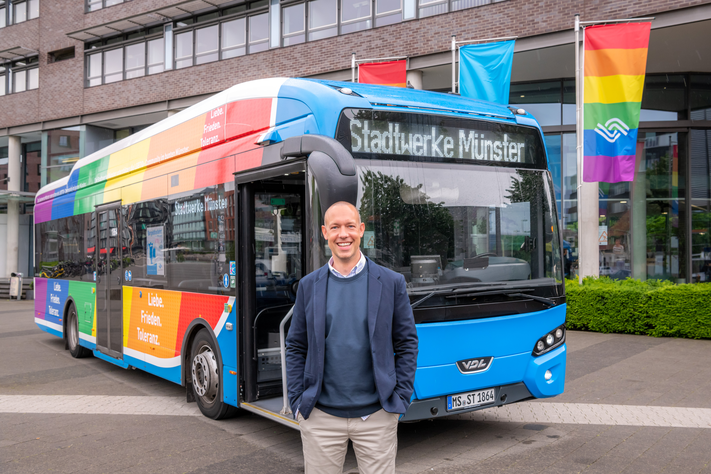 Sebastian Jurczyk stellt den neuen Pride-Bus der Stadtwerke vor.