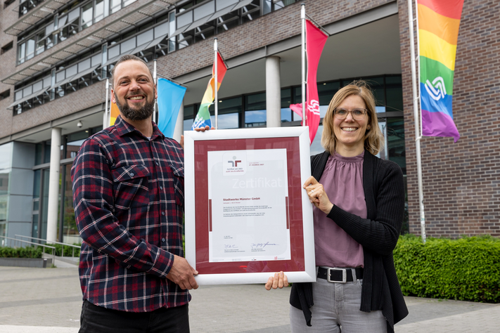 Freuen sich über die siebte Auszeichnung als familienfreundlicher Arbeitgeber: Daniela Kleideiter, Verantwortliche für die Balance zwischen Beruf- und Privatleben bei den Stadtwerken, und Betriebsratsvorsitzender Dominic Röhricht.