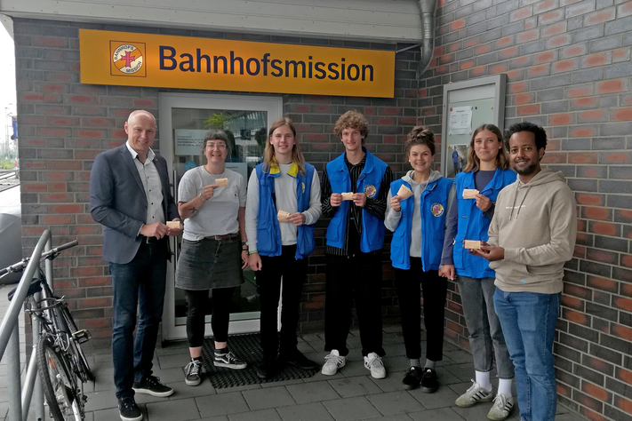 Das Team der Bahnhofsmission freut sich über die Spende der Stadtwerke, die Frank Gäfgen (l.) und Nahom Estifanos (r.) übergeben haben.