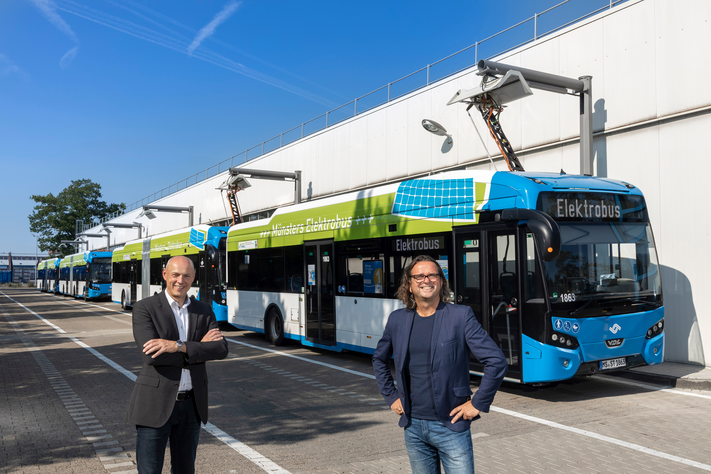 Die Stadtwerke Münster haben sich 7,1 Millionen Euro Fördergelder für Elektrobusse gesichert. Darüber freuen sich Mobilitätsgeschäftsführer Frank Gäfgen (l.) und Betriebsleiter Eckhard Schläfke.